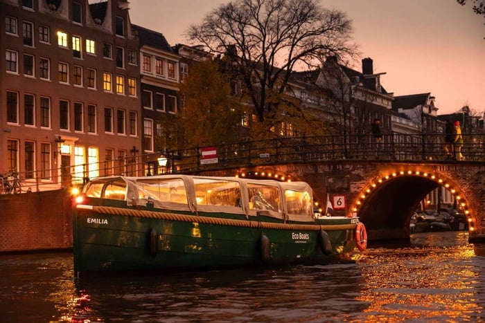 Amsterdamin kanavakierros illalla (auringonlasku) – juomat valinnaisia