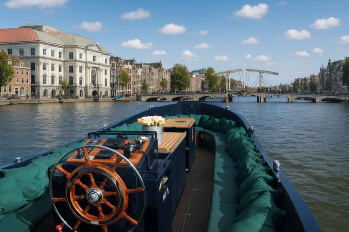 Amsterdam: Guided Open Boat Cruise Unlimited Drinks Option