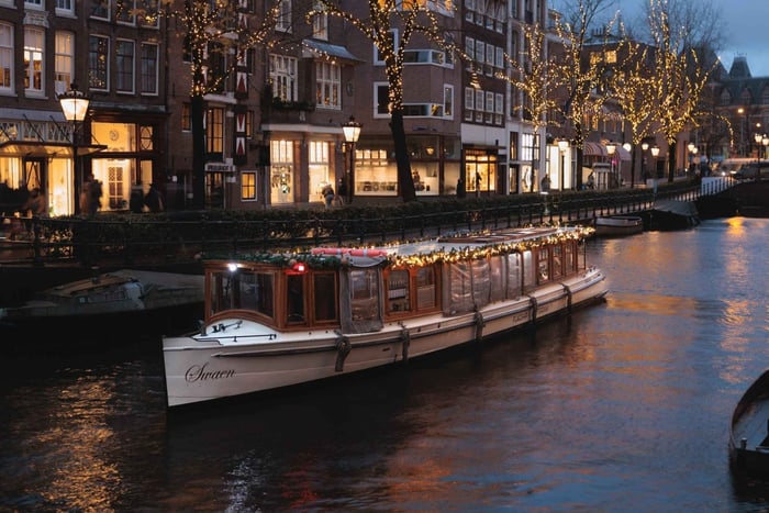 Amsterdam: Beheizte Grachtenfahrt mit unbegrenzten Getränken & Häppchen