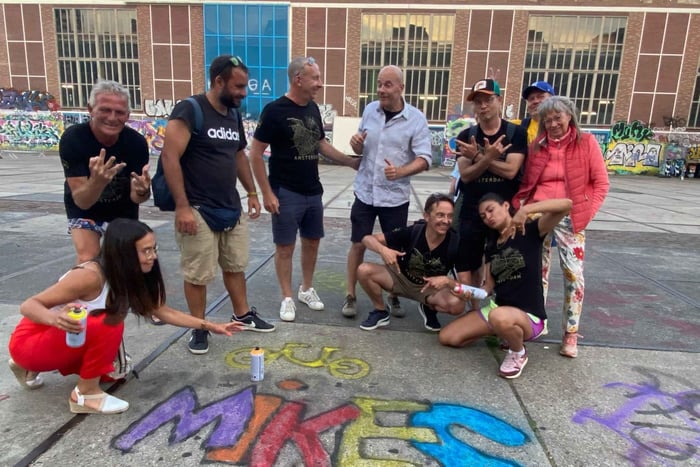 Amsterdam: Recorrido Urbano en Bicicleta de Mike, Graffiti y Pesca con Imanes