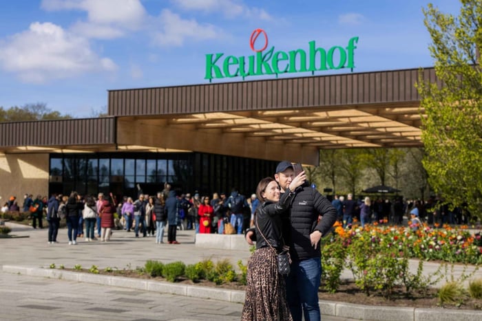 Amsterdam Schiphol Airport Shuttle Bus to Keukenhof & Entry
