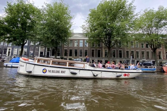 Amsterdam : croisière avec le Bulldog Boat (autorisé de fumer) et 2 boissons