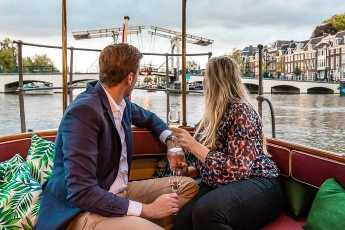 Båttur genom Amsterdams kanaler med guide på spanska.