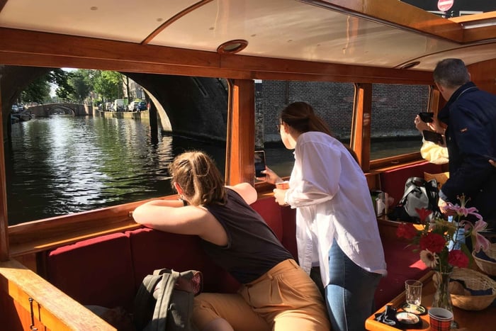 tidlig morgen kanalcruise med livlig kaptein