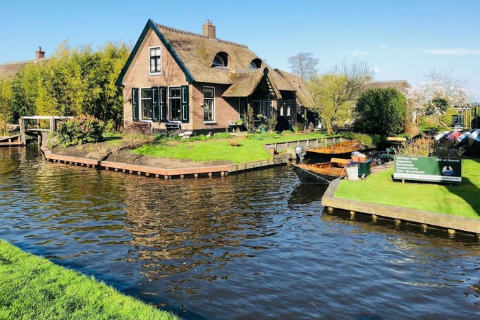 Explore Giethoorn in a Private Tour with Driver
