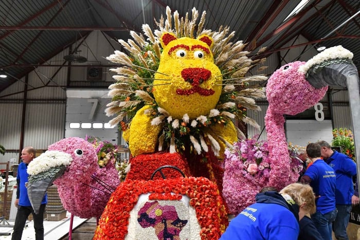 Amsterdam : journée de décoration, défilé de fleurs et visite d'une ferme de tulipes