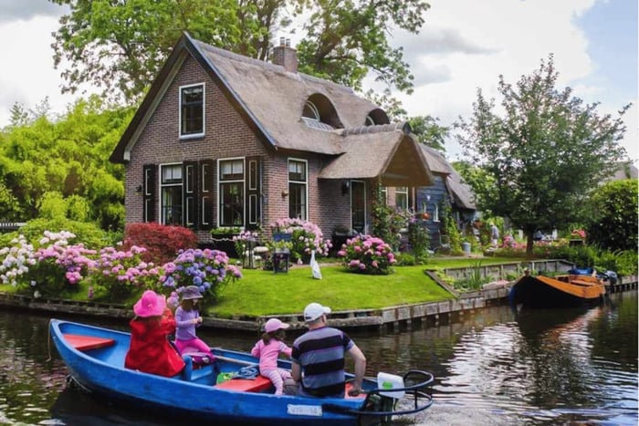 Au départ d'Amsterdam : excursion guidée d'une journée à Giethoorn avec croisière sur les canaux