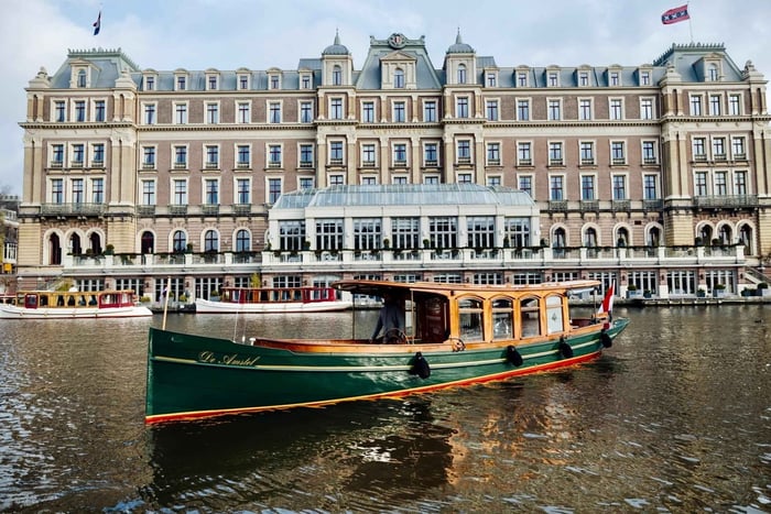 Luxuriöse Grachtenfahrt mit Getränken und Guide vor Ort