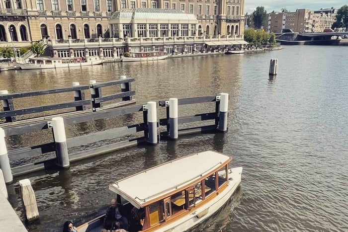 Amsterdam : croisière privée de luxe sur les canaux en allemand avec boissons