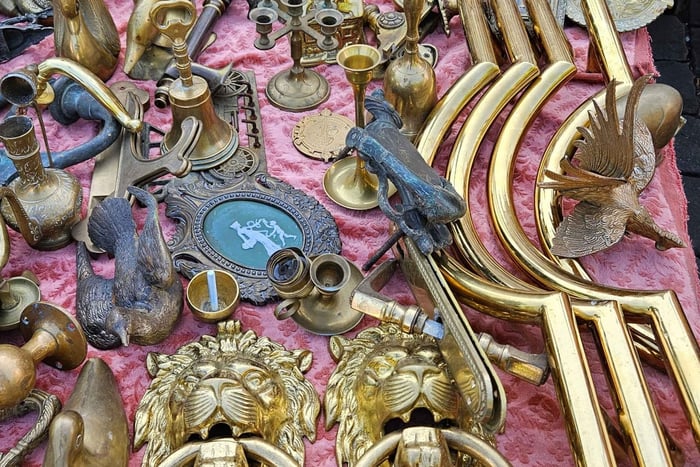 tour dei negozi dell'usato con un interior designer
