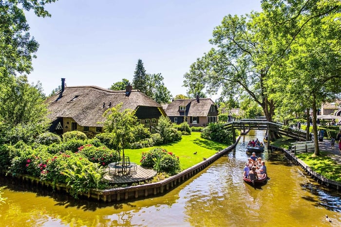 Desde Ámsterdam: la mejor experiencia en Giethoorn con tour en barco