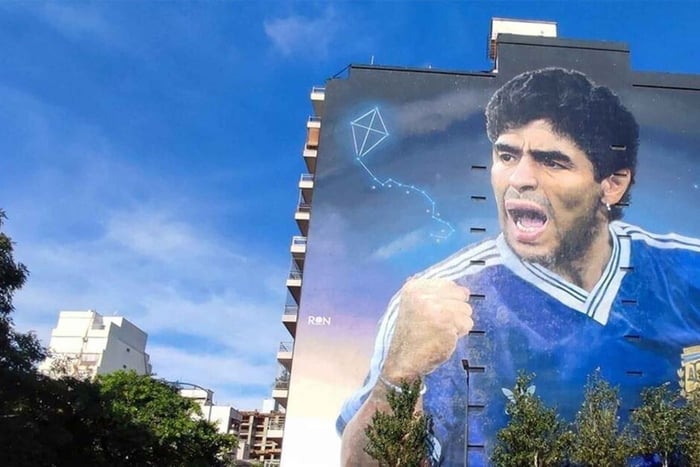 Tour de graffitis de leyendas del fútbol argentino: Messi y Maradona