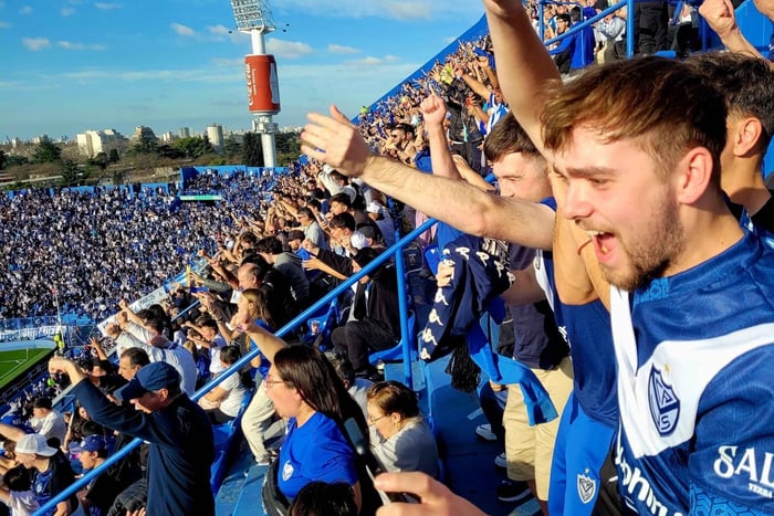 Buenos Aires: Attend a live soccer game with a Local