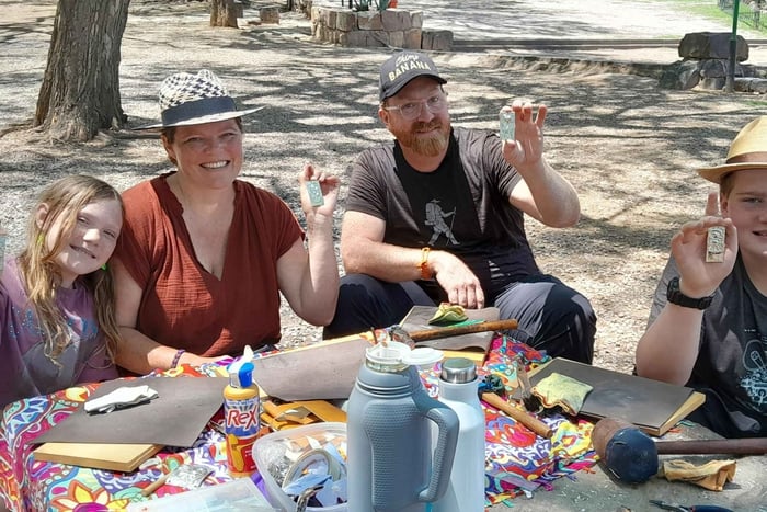 Ciudad de Salta: Taller de Artesania en alpaca y cuero al aire libre!