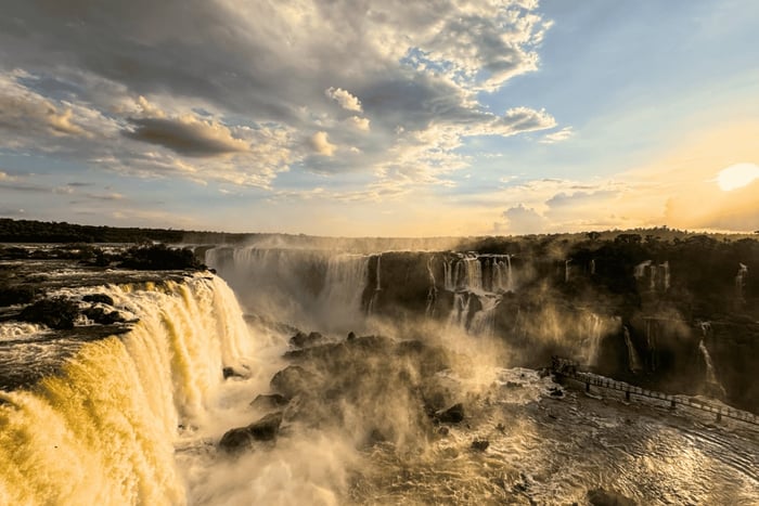 Z Foz do Iguaçu: Zachód słońca nad wodospadem