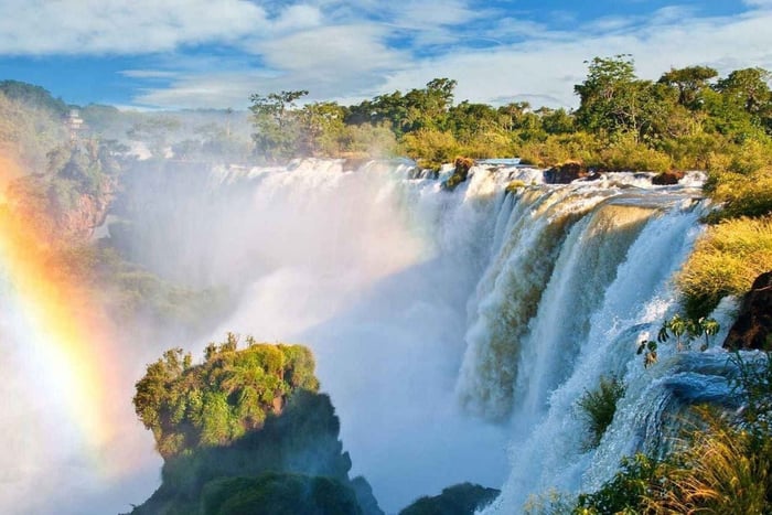 Iguazu-Wasserfälle: Ganztägiges Abenteuer mit Dschungelwanderung und Bootsfahrt