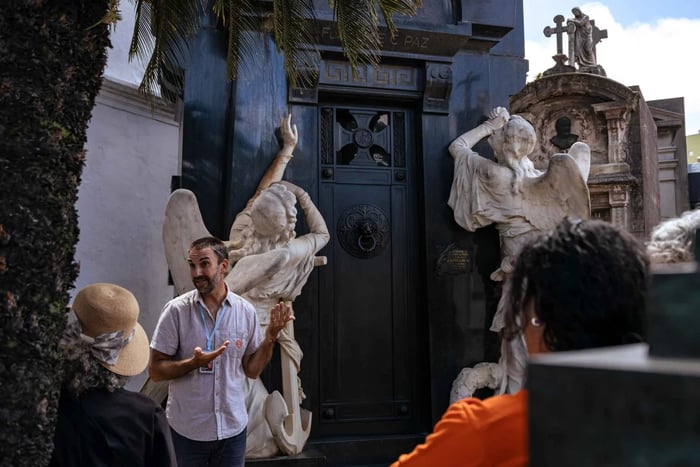 Recoleta Cemetery - Small Group Tour of History & Secrets