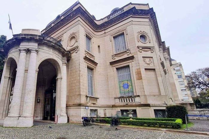Visit a Real Palace & Walk the Elegant Barrio Parque