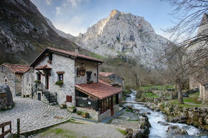 Bulnes: Utflykt med linbana och Cabrales ostgrotta i Picos de Europa