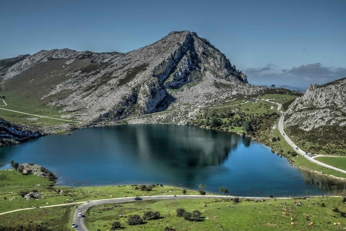From Oviedo: Covadonga Lakes Day Tour with Guided