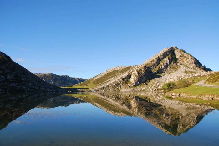 Oviedosta: Covadongan järvet, Cangas de Onís ja Lastres