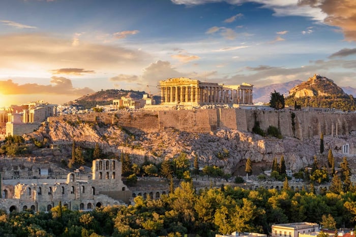 2 days in visit the city center and the Acropolis, hotel and dinner included