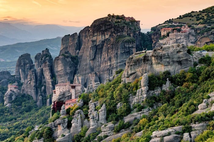 Athens: 2-Day Meteora Monasteries/Caves Tour and Hotel Stay