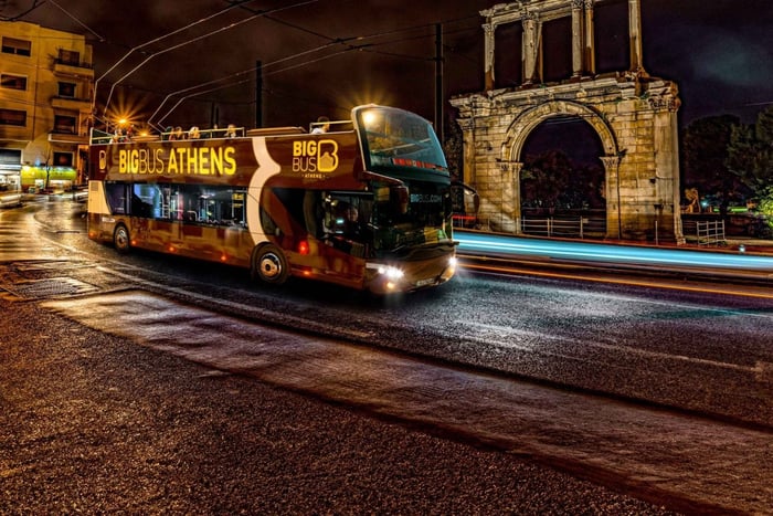 Atenas: tour nocturno con guía en vivo en autobús descapotable