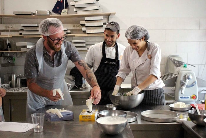 Athènes : Cours de cuisine grecque et dîner sur un toit