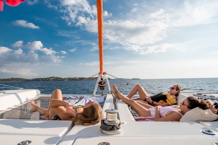 Athene: Catamaran cruise van een halve dag in de ochtend met maaltijd en drankjes