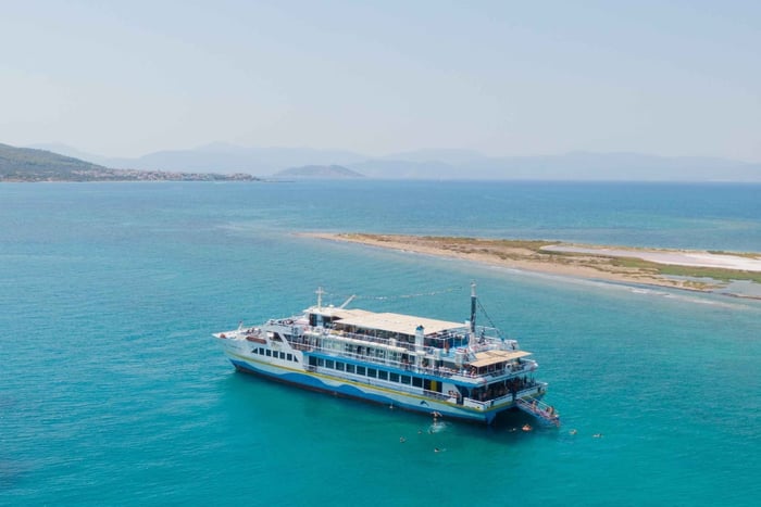 Athènes : croisière d'une journée avec baignade dans les îles. DJ, déjeuner et boissons inclus.