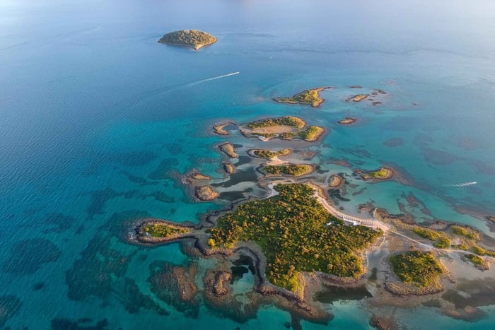 Athens: Lichadonisia Islets Beach Day with Short Boat Ride