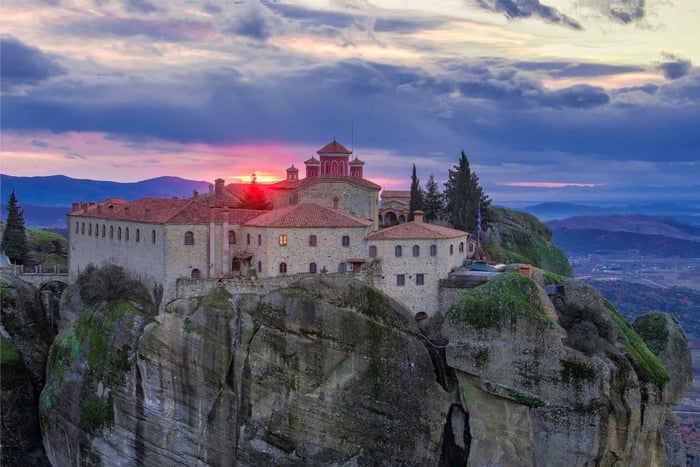 Athen: Meteora 2-Tages-Tour mit Hotel, Sonnenuntergang und Vormittagstour