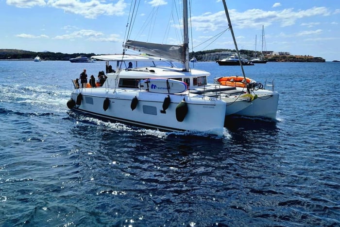 Atenas: passeio de catamarã pela Riviera com refeição fresca e bebidas