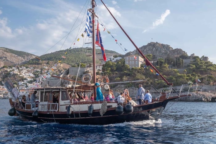 Riviera de Atenas: crucero matutino prémium con barbacoa griega a bordo