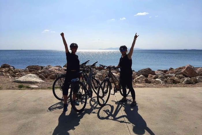 Atenas: Passeio de bicicleta pelos bairros autênticos e pela praia