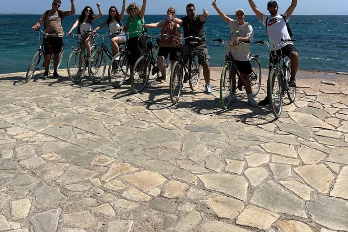 Fietsavontuur aan het strand: Athene Tour met zwemstop