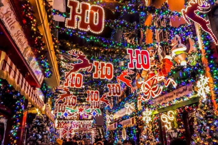 Athènes : visite en vélo électrique des illuminations de Noël avec les elfes du Père Noël