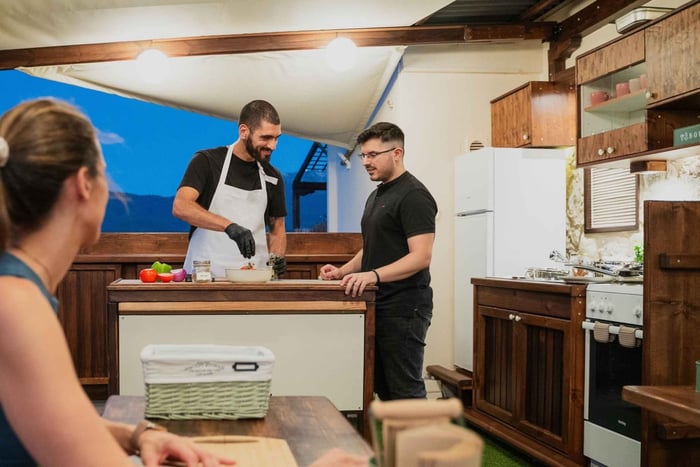 Lezione di cucina e cena in un giardino panoramico ad Atene