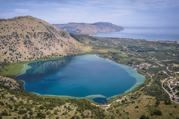 Desde Rétino: lago Kournas, manantiales y molino de aceite de oliva