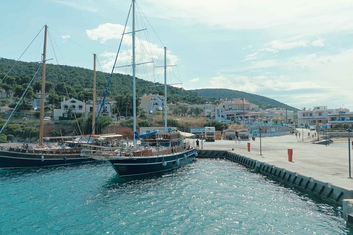 Croisière d'une demi-journée à Athènes : arrêt baignade, déjeuner et boissons inclus