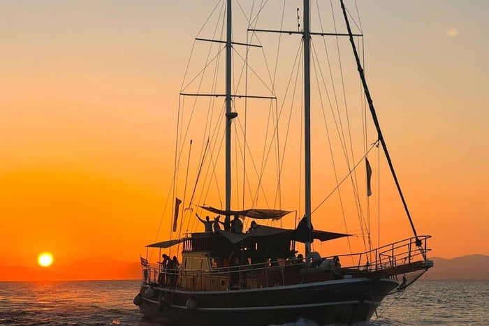 Sunset Dinner Cruise: Swim Stop, Drinks & Onboard Dining