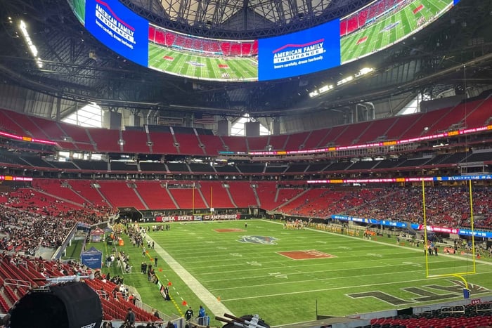アトランタ：メルセデスベンツスタジアムでのアトランタファルコンズのNFL試合