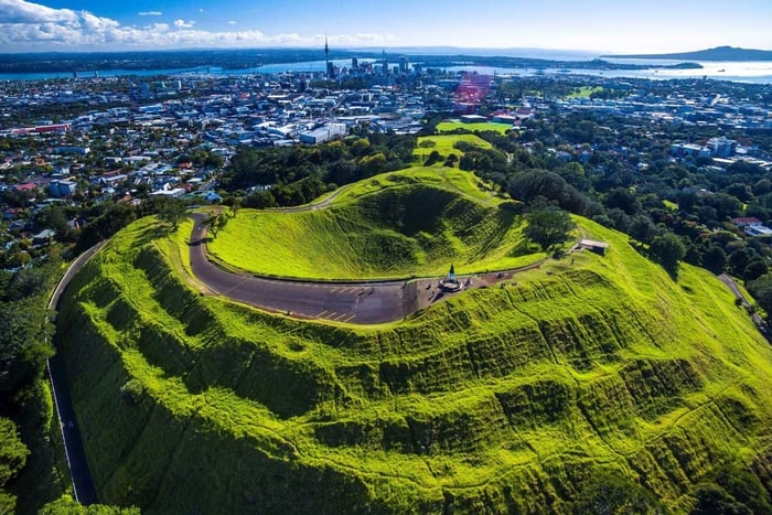 Auckland Highlights: Mt Eden, Botanical Garden & Piha Beach