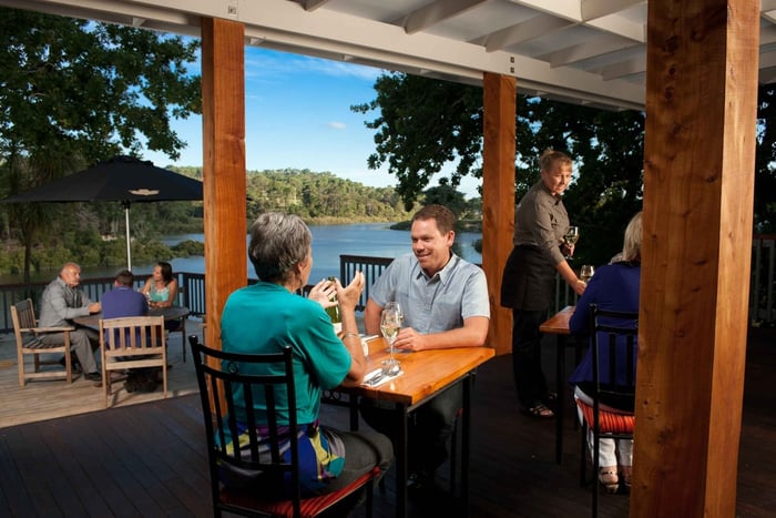 Auckland: Scenic Boat Cruise to the Riverhead Tavern