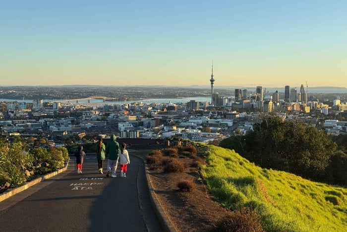 Auckland Sunrise Tour: Mount Eden Summit & Morning Views