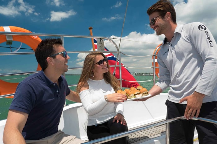 Harbour Sailing Cruise ja 3 ruokalajin illallinen.
