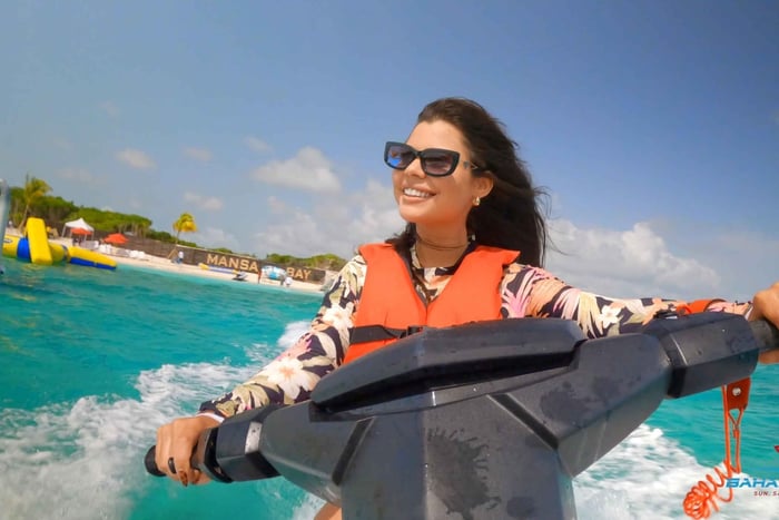Mansa Bay med svømmende griser, bananbåt, jetski og snorkling