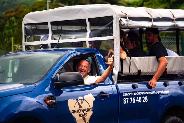Moorea: 4WD Tour with Magic Mountain, Gardens & Distillery