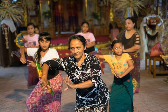 Balinese Dance Class with Local Instructor in Ubud